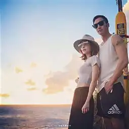 阿娇罕见晒和男友合照秀恩爱海边相拥看日落超浪漫
