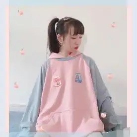 蔡依林穿休闲装现身机场,粉卫衣搭绿帽子,新潮又减龄