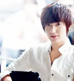 谁能提供这张图片我要把它弄成qq皮肤,要清晰无水印的