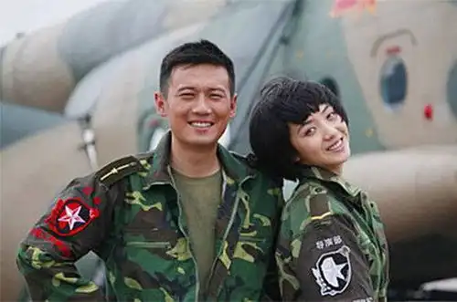 娱乐圈的模范夫妻,演过火凤凰黑猫和叶寸心,如今儿子8岁长这样