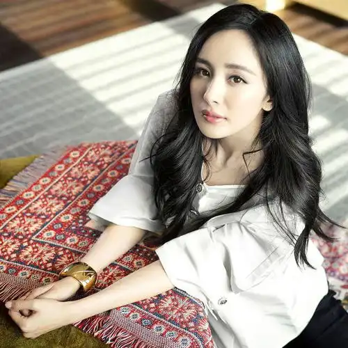 内心永远都住着一个少女的女星杨幂穿搭没话说,有的强行装嫩