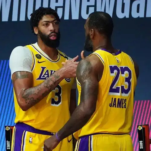 湖人首轮系列赛出手共出手106记大空位三分,命中率为32.1