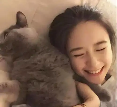 欧美系头像女抱猫睡衣