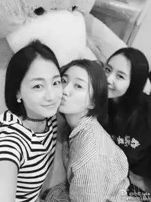 叶青与闺蜜躺床敷面膜刘诗诗素颜清纯