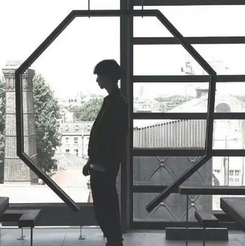 有哪些男士的背影图片可以当头像的黑色的,冷酷的那种