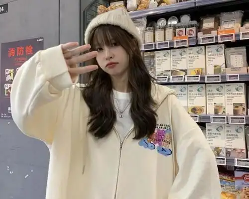 今年的秋冬,带火了一种穿搭叫连帽卫衣,若配上毛线帽萌系又少女