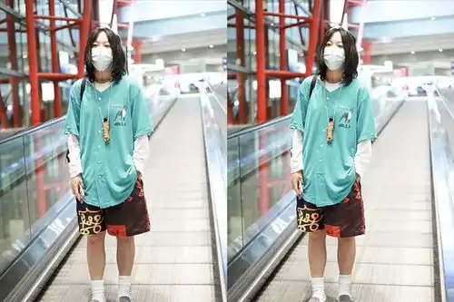 窦靖童口味真重,穿咖啡色西装配男凉鞋成焦点,这正装太男人