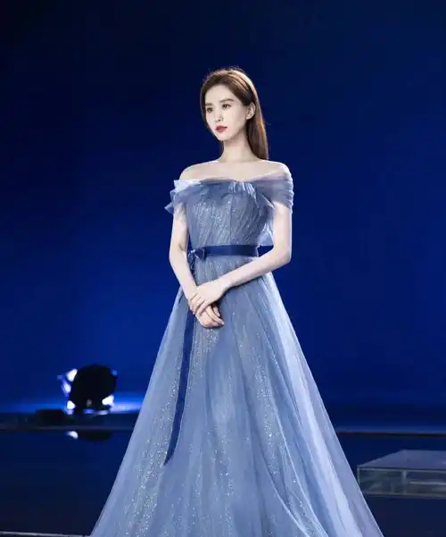 美若天仙的女子,刘诗诗蓝色闪光长裙显得雪白肌肤优雅气质迷人