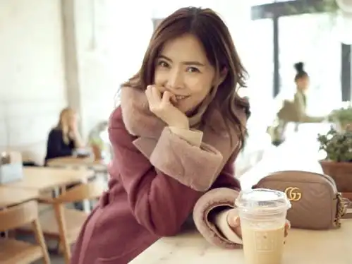 30岁以上的女人春天别总穿灰黑白,学会暖色穿搭,美出了少女感