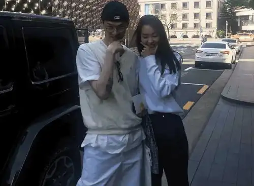 泫雅和金晓钟的情侣穿搭太抢眼了同色系高级,同风格穿搭时尚