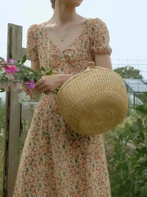 扔掉烂大街的碎花裙入手今夏最时髦的油画裙纯欲又仙气