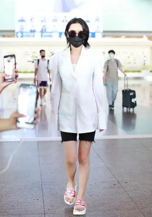 张馨予太适合穿西装了,白色西装干净利落,紧腿骑行裤穿出宽松感