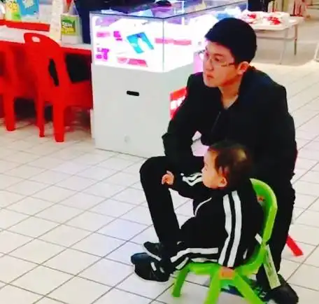 佛系奶爸带娃逛超市走红,看到眼前这一幕,网友居家好男人