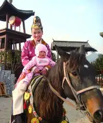 张庭抱爱女骑马照曝光母女粉嘟嘟萌气十足