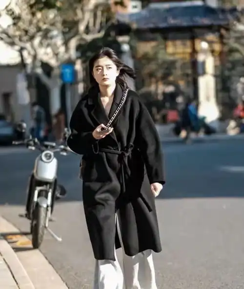 看上海街拍学黑色系穿搭,时尚高级又显气质,值得普通人借鉴