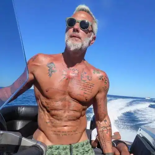 格调这样的男人,90岁都有姑娘想睡他