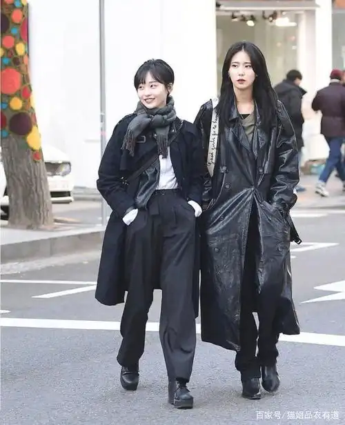 街拍镜头下的韩国女孩,没有美颜滤镜,用简约的黑色也能穿出时髦
