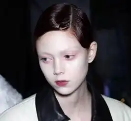 她用六个月亲手葬送了自己的仙女颜和超模生涯