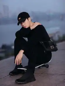 嘻哈气质男友王嘉尔,全身黑色系穿搭显气场