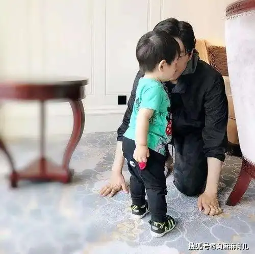 唐艺昕女儿大名曝光,一家三口亲子名,网友笑言父母是真爱