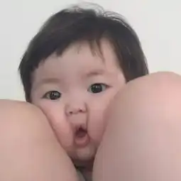 凭一张屁股脸走红,这个小萝莉可爱到发芽...