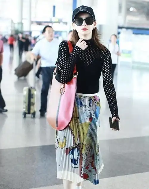 42岁陈数衣品持续在线,短袖帽衫搭配百褶裙清爽减龄,气质很出众