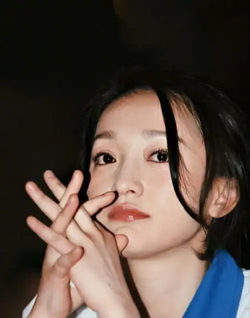 有没有干净治愈的女生真人头像