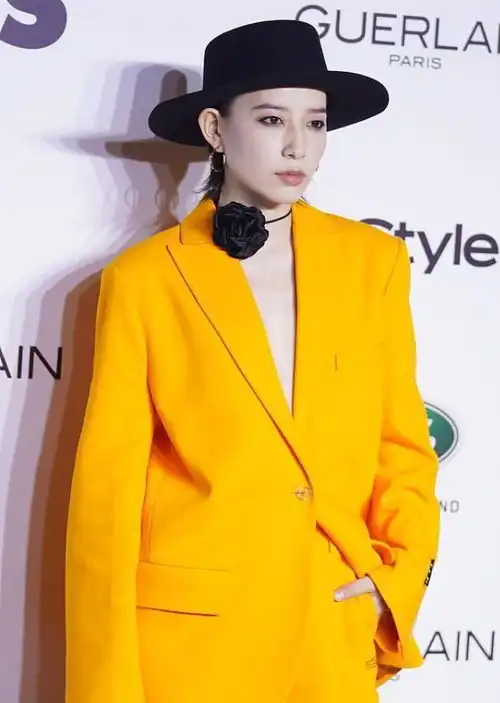 女生也爱上了中性风,李斯丹妮真空穿外套,造型酷飒还出圈