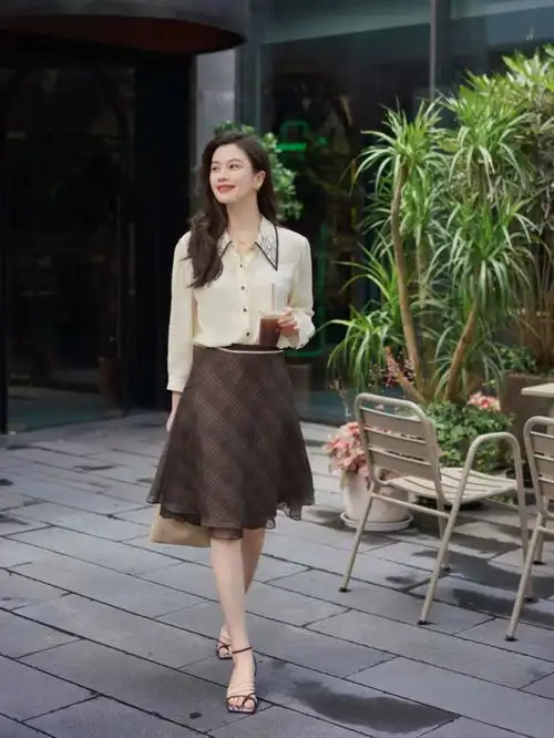 韩系通勤穿搭职场中知性优雅的陈秘书