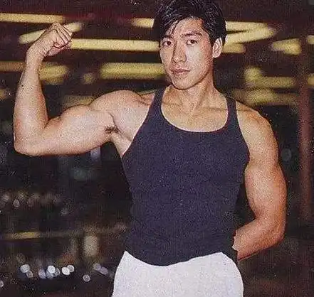 张耀扬近照曝光,曾经的反派大佬乌鸦哥,如今57岁老成这样