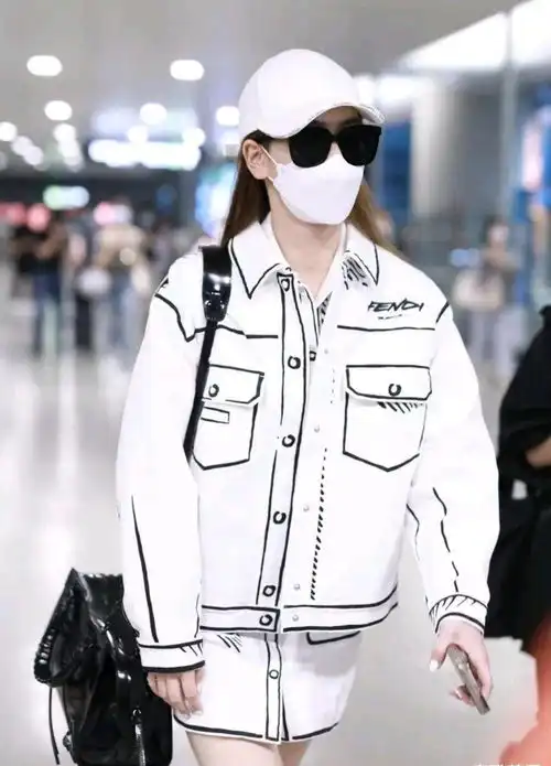 戚薇的机场look很耀眼,身穿涂鸦套装很时髦,这才是穿搭高手