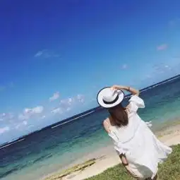 女生面向大海背影头像