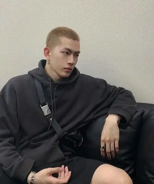 今夏最骚包发型寸头挑染,痞帅痞帅的