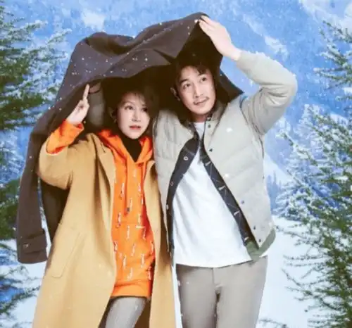 陆毅一家四口滑雪,与鲍蕾牵手相依,结婚15年依旧喊她宝宝超宠溺