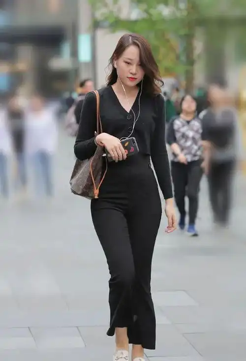 黑色v领针织衫配高腰阔腿裤,同色系叠穿搭配,尽显个人独特魅力
