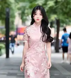 街拍身穿粉色系旗袍的小姐姐,展现了一种古典风格的可爱