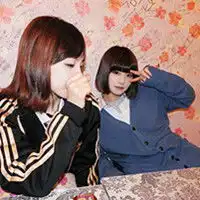 姐妹抱头哭图片微信头像图片大全
