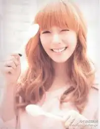 少女时代长直发,头上扎个啾啾这个女孩的名字,就是第二排左边伸出右手这个,在线等哦