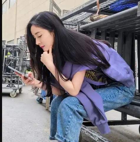 网红因酷似杨幂走红两人完美撞脸,网友称她比杨幂有气质