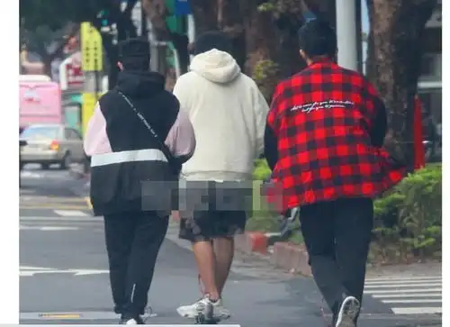 超跑失宠了周杰伦改用电动滑板车,41岁找回少年味