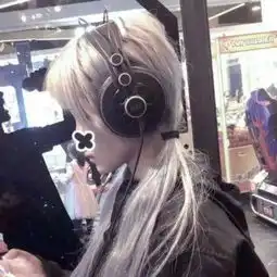 女生丧气不愉快的头像