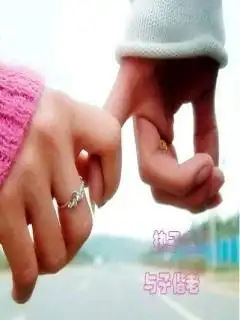 求在公路上情侣手牵手的图片