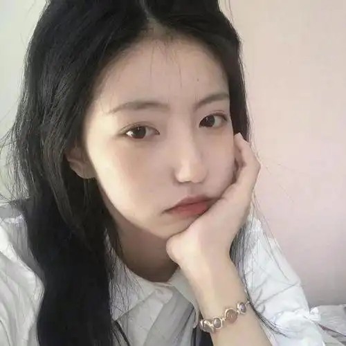 艾妍赫眉毛的边框太过僵硬死板会让面部看起来缺乏生气灵动