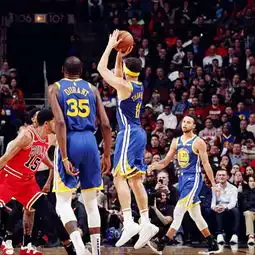 笑喷克莱支开kd要球后走步,下一秒镜头给到了库里