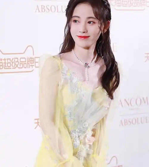 鞠婧祎黄色纱裙尽显仙女本性,长裙变拖地裙,身前装饰却显廉价感