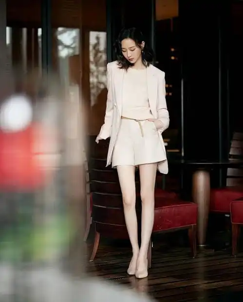 张钧甯西装杀大秀美腿性感温柔