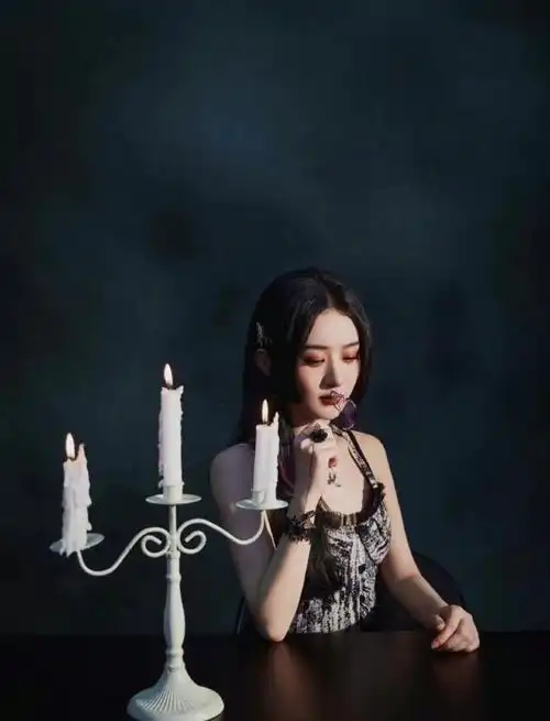 赵丽颖罕见变狠真吓到我了为新综拍时尚大片,穿一身黑大变样