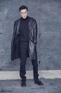 组图赵炳锐深沉演绎黑色禁欲酷帅型男也呆萌