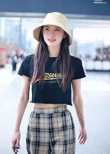 卢洋洋身穿黑色短款t恤现身机场漏出迷人小蛮腰惊艳又撩人