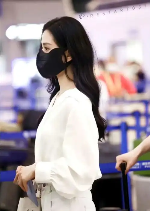 刘诗诗不愧是气质女神,穿白色休闲服,也能美的恬淡温柔